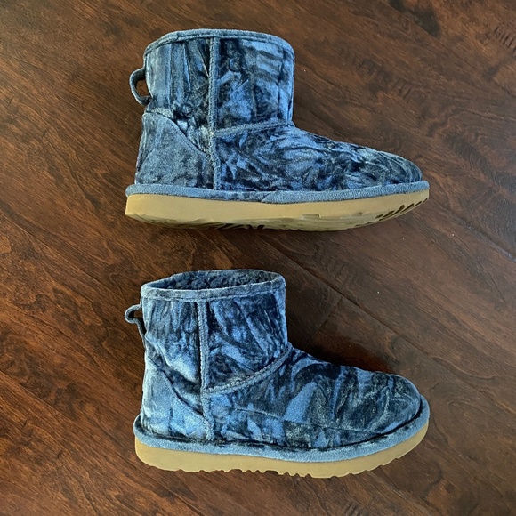 UGG Classic Mini II Velvet Fashion Winter Boots Big Girl Size 4 - Picture 5 of 12
